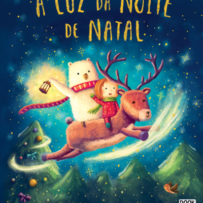 Capa de livro A Luz da Noite de Natal com urso polar, menino e rena voando sobre floresta