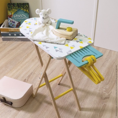Mesa de passar roupa infantil com tábua geométrica e brinquedo de rato.