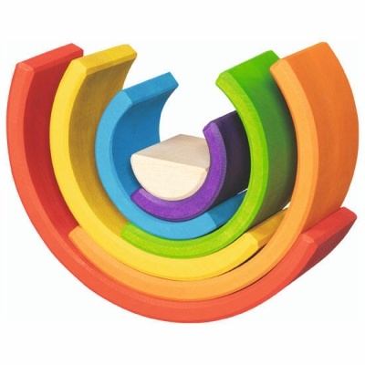 Brinquedo de madeira colorido em forma de arcos empilhados