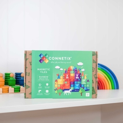 Caixa de peças magnéticas CONNETIX Rainbow numa prateleira com brinquedos coloridos