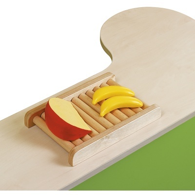 Jogo de madeira com frutas coloridas e cilindros de madeira sobre tábuas claras e verde