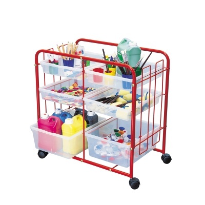 Carrinho vermelho com caixas transparentes e materiais de arte em rodas