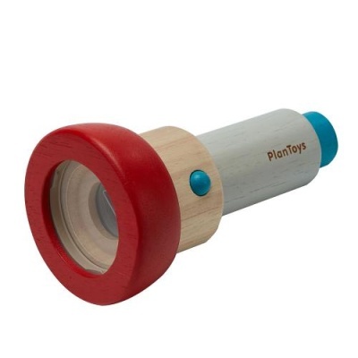 Lupa de brinquedo de madeira com botão azul e marca PlanToys
