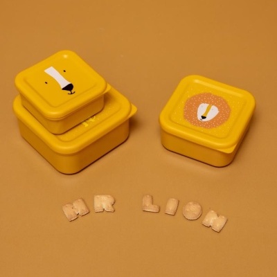 Caixas amarelas com desenhos de urso e leão e letras MR LION ao centro