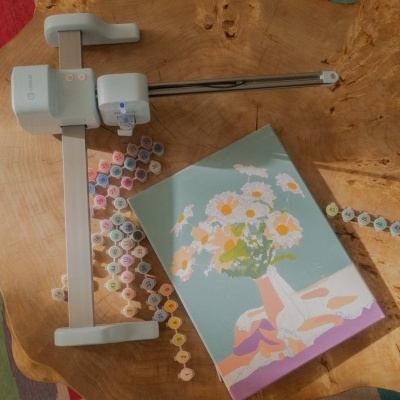 Kit de pintura com números para artesanato com suporte metálico, tela de flores e potes de tinta numerados.