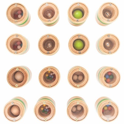 Brinquedos de madeira em forma de copos com bolas coloridas