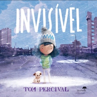Capa de livro infantil com menina, cão pequeno e edifícios ao fundo, título 'INVISÍVEL' e nome do autor