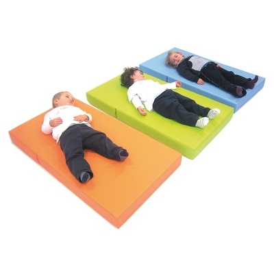 Crianças deitadas em colchões coloridos de espuma