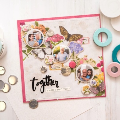 Botões redondos personalizados com fotos sobre papel floral com borboletas e texto 'together'