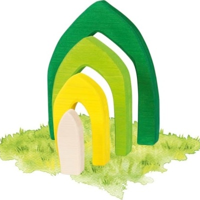 Arcos de madeira coloridos em verde e amarelo sobre relva ilustrada