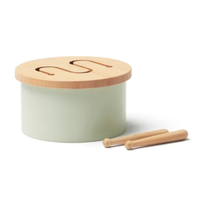 Tambor de brinquedo verde claro com tampa de madeira e duas baquetas