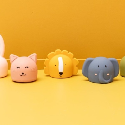 Bonecos de animais de silicone coloridos alinhados