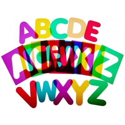 Letras do alfabeto em plástico colorido dispostas sobre fundo branco