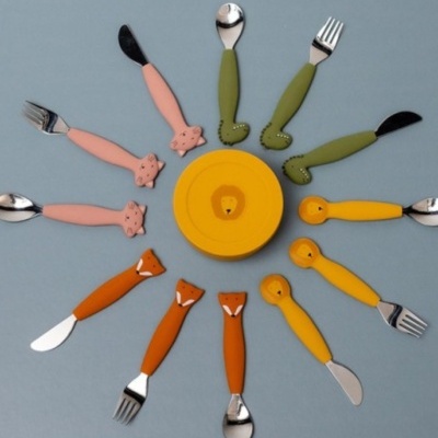 Talheres infantis coloridos com cabos de silicone e prato amarelo