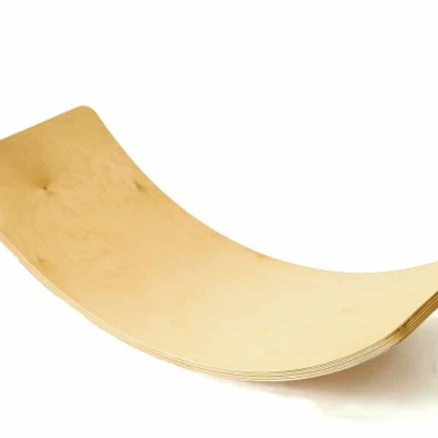 Espreguiçadeira curvada em madeira clara com superfície lisa