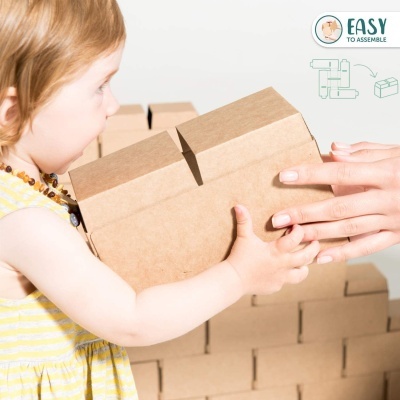 Menina a segurar bloco de construção de madeira castanha clara com texto EASY TO ASSEMBLE