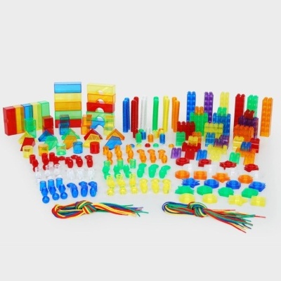 Conjunto de blocos de construção e peças coloridas em plástico translúcido