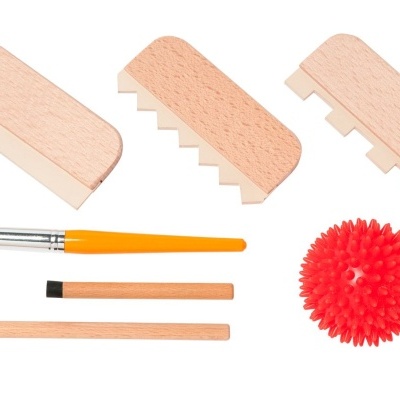 Conjunto de ferramentas de madeira para massagem e pintura com pincel e bola vermelha texturizada