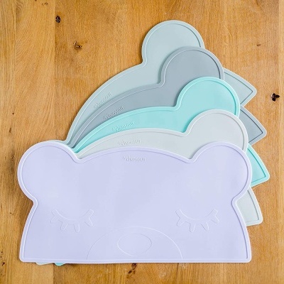 Bases de silicone em forma de urso em várias cores sobre madeira