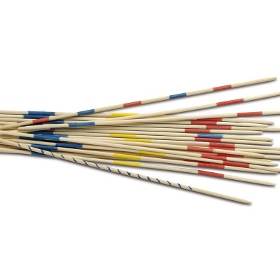 Pauzinhos de madeira com riscas coloridas em fundo branco