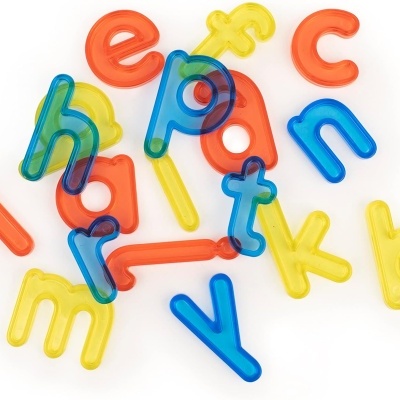 Letras de plástico translúcidas coloridas