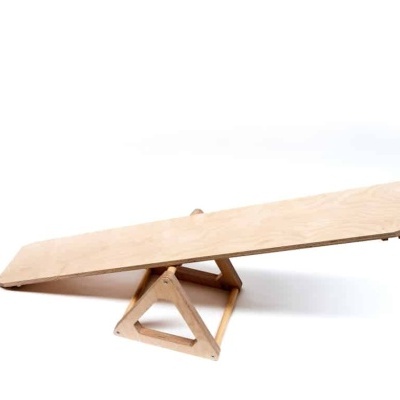 Prancha de equilíbrio em madeira clara com suporte triangular