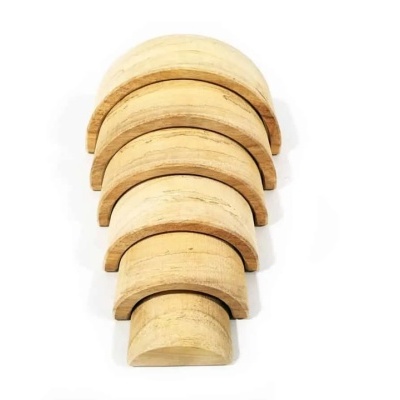 Peças semicirculares de madeira clara empilhadas