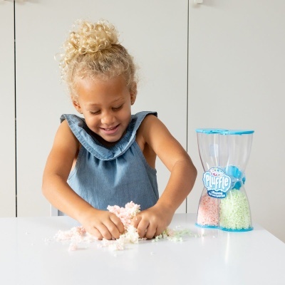Menina a brincar com espuma colorida ao lado de recipiente PlayFilo