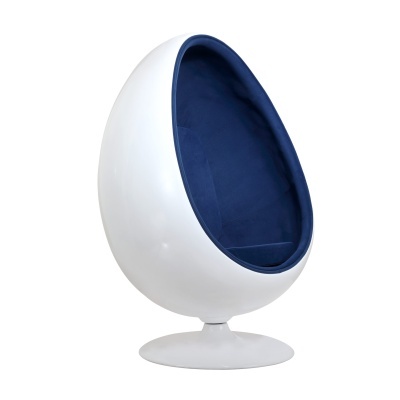 Cadeira oval branca com interior azul escuro e base circular branca