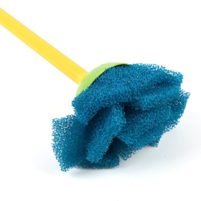 Esponja azul com cabo amarelo e suporte verde
