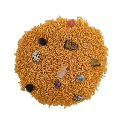 Saco redondo com arroz laranja e pedras coloridas em cima