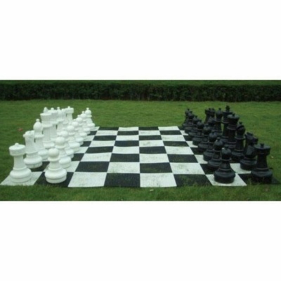 Jogo de xadrez gigante em tabuleiro preto e branco ao ar livre