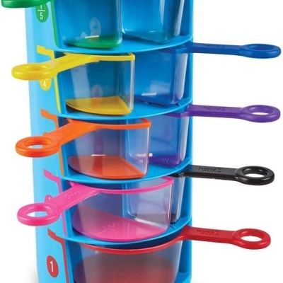 Conjunto de copos medidores coloridos organizados em suporte azul