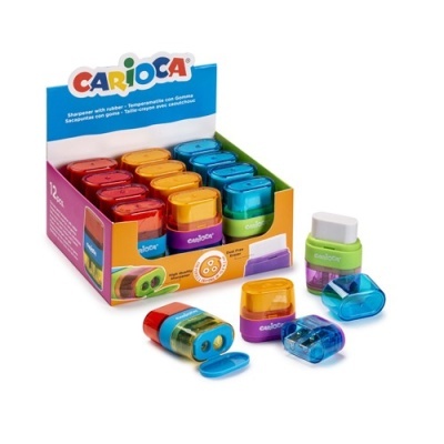 Apontadores duplos de plástico translúcido colorido da marca CARIOCA numa caixa de exposição