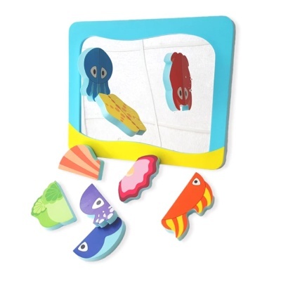 Brinquedo de madeira colorido com animais marinhos e moldura azul e amarela