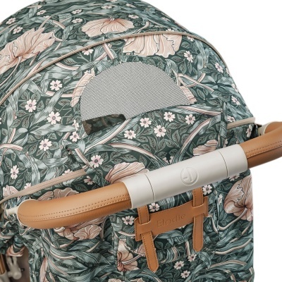 Carrinho de bebé com tecido floral e apoio de mão em pele castanha