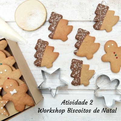 Biscoitos de Natal decorados, tubos de glacê e cortadores metálicos em fundo branco