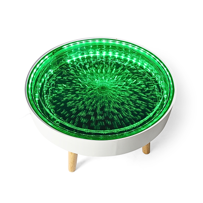 Mesa redonda branca com tampo de vidro verde iluminado com padrão radial e pernas de madeira.