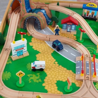 Brinquedo de trilhos de comboio em madeira com veículos de emergência e sinais de trânsito