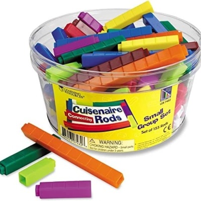 Barras plásticas coloridas Cuisenaire em recipiente transparente com etiqueta amarela