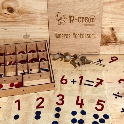 Jogo educativo Montessori em madeira com números, sinais matemáticos e caixa com texto R-cre@ Números Montessori