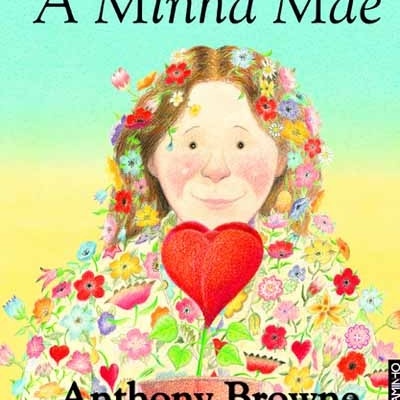 Capa de livro com mulher e flores coloridas segurando coração vermelho