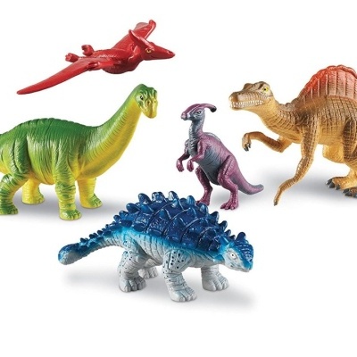 Figuras de dinossauros coloridos em plástico sobre fundo branco