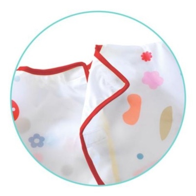 Lençóis brancos com padrão colorido e bordas vermelhas num círculo azul claro