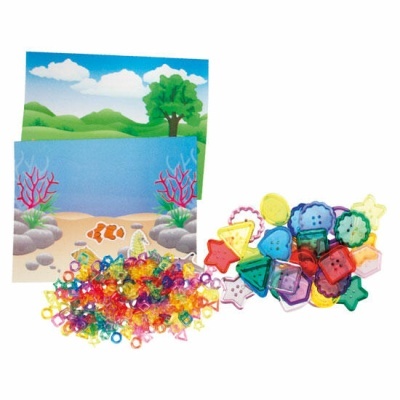 Peças plásticas coloridas e ilustrações de paisagens natural e subaquática