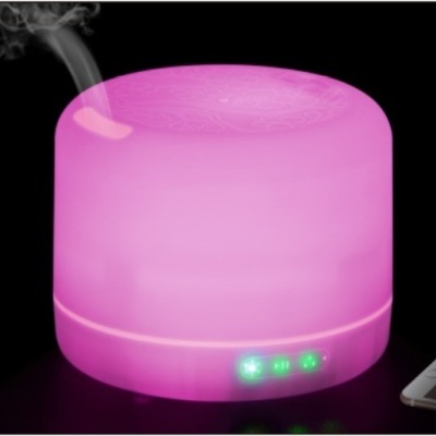 Difusor de aroma elétrico rosa translúcido a emitir vapor