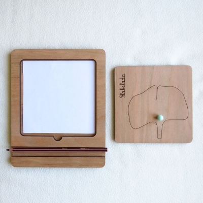 Conjunto de tabuleiros de madeira com espaço para papel e forma abstrata gravada