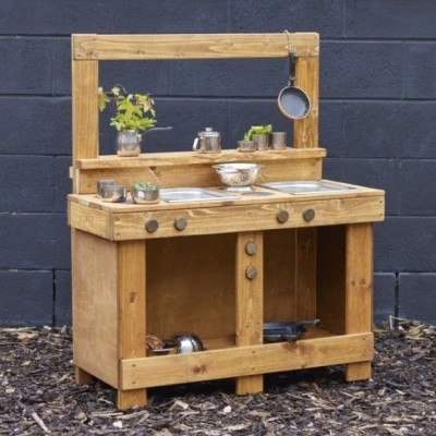 Cozinha de brincar em madeira com bacias metálicas e utensílios.