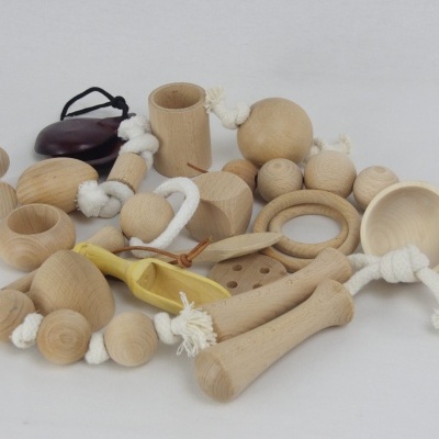 Conjunto de brinquedos de madeira natural com cordões brancos