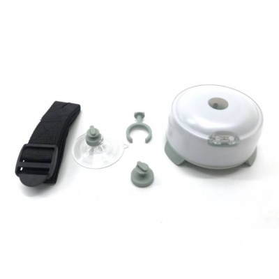 Campainha branca e cinza com correia preta e acessórios em fundo branco